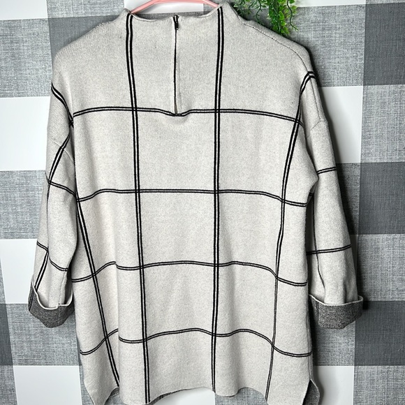 Woman’s Sweater - Picture 4 of 4